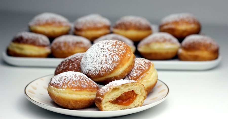 Gyorsan elkészíthető klasszikus baracklekváros fánk